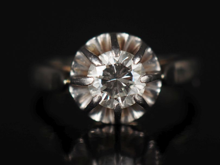 Bague de forme solitaire en or blanc 750, sertie en son centre d'un di