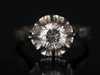 Vente aux enchères Bague de forme solitaire en or blanc 750, sertie en son centre d'un di