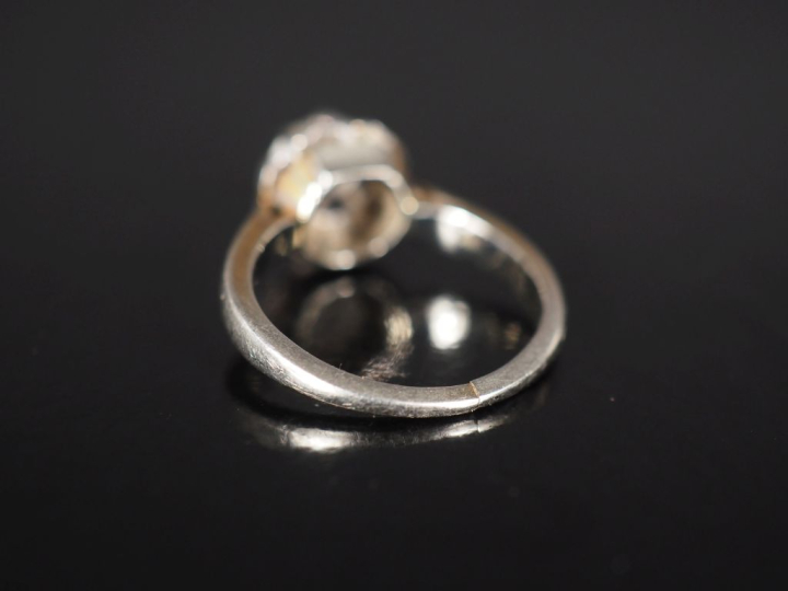 Bague de forme solitaire en or blanc 750, sertie en son centre d'un di