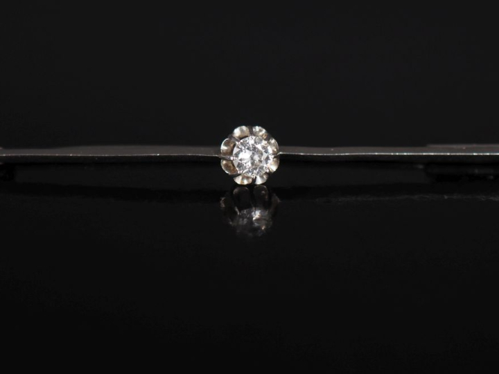 Broche barrette en platine 850, sertie en son centre d'un diamant pesa