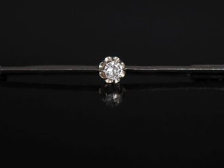 Vente aux enchères Broche barrette en platine 850, sertie en son centre d'un diamant pesa