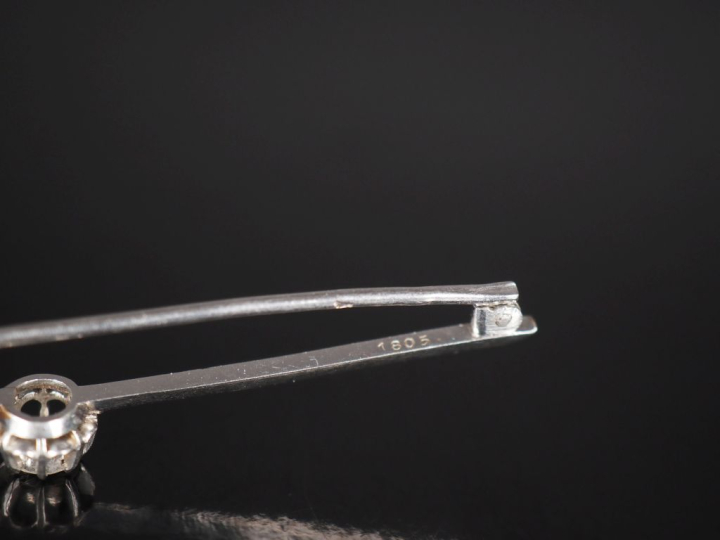 Broche barrette en platine 850, sertie en son centre d'un diamant pesa