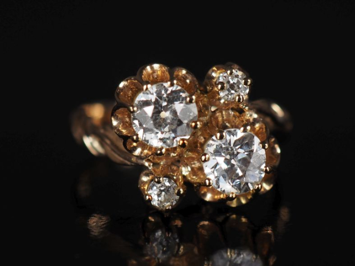 Bague à décor floral en or jaune 750, sertie de deux diamants pesant e