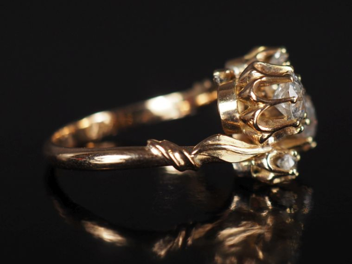 Bague à décor floral en or jaune 750, sertie de deux diamants pesant e