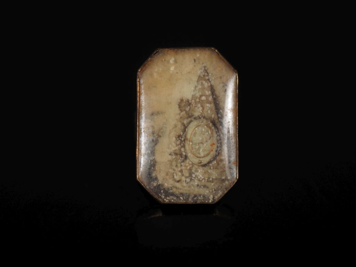 Bague à souvenir XVIIIème en or jaune 750, ornée en son centre d'une m