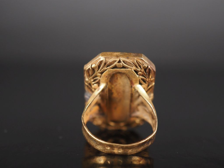 Bague à souvenir XVIIIème en or jaune 750, ornée en son centre d'une m