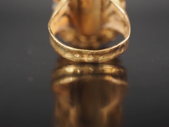 Bague à souvenir XVIIIème en or jaune 750, ornée en son centre d'une m