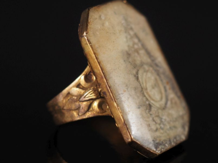 Bague à souvenir XVIIIème en or jaune 750, ornée en son centre d'une m