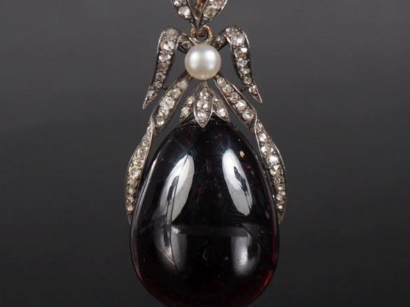 MELLERIO Ravissant pendentif de style Louis XVI en or jaune 750 et arg