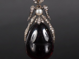 Vente aux enchères MELLERIO Ravissant pendentif de style Louis XVI en or jaune 750 et arg