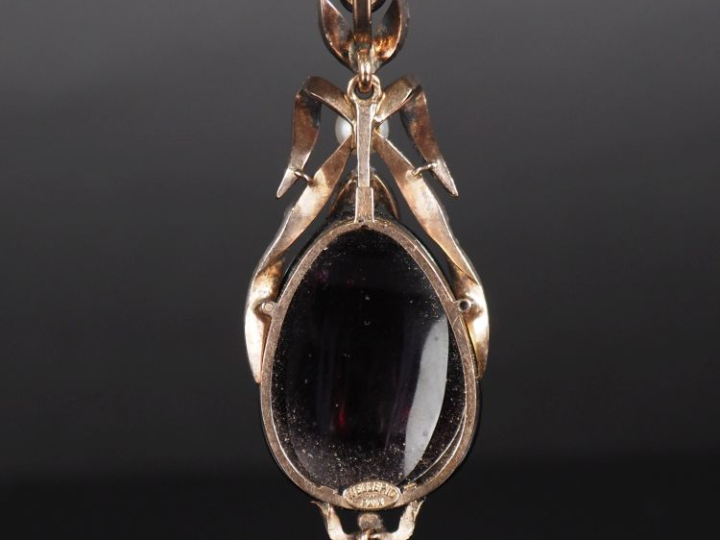 MELLERIO Ravissant pendentif de style Louis XVI en or jaune 750 et arg