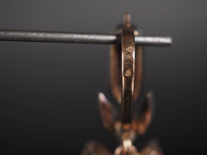 MELLERIO Ravissant pendentif de style Louis XVI en or jaune 750 et arg