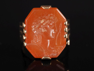 Vente aux enchères Bague en or jaune 750, sertie en son centre d'une intaille figurant un