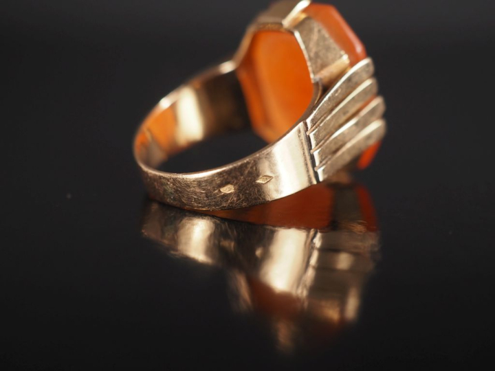 Bague en or jaune 750, sertie en son centre d'une intaille figurant un