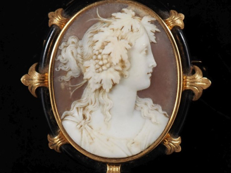 Vente aux enchères Ravissante broche ovale en or jaune 750 et émail noir, sertie en son c