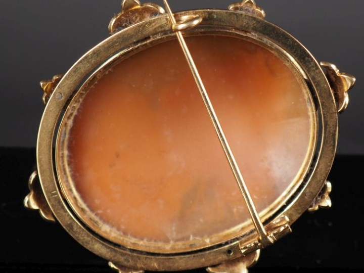 Ravissante broche ovale en or jaune 750 et émail noir, sertie en son c