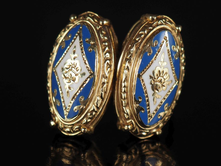 Bague en or jaune 750, composée de deux motifs ovales accolés, à décor