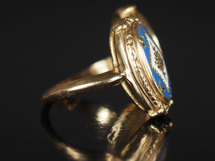 Bague en or jaune 750, composée de deux motifs ovales accolés, à décor