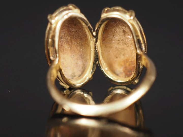 Bague en or jaune 750, composée de deux motifs ovales accolés, à décor