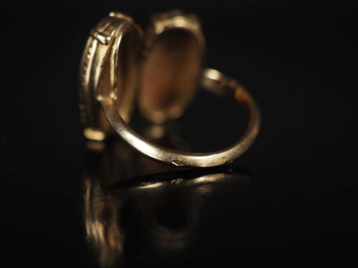 Bague en or jaune 750, composée de deux motifs ovales accolés, à décor