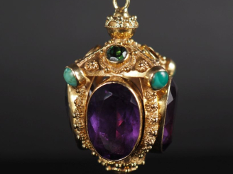 Vente aux enchères Important pendentif facetté en or jaune 750, à décor de filigranes, se