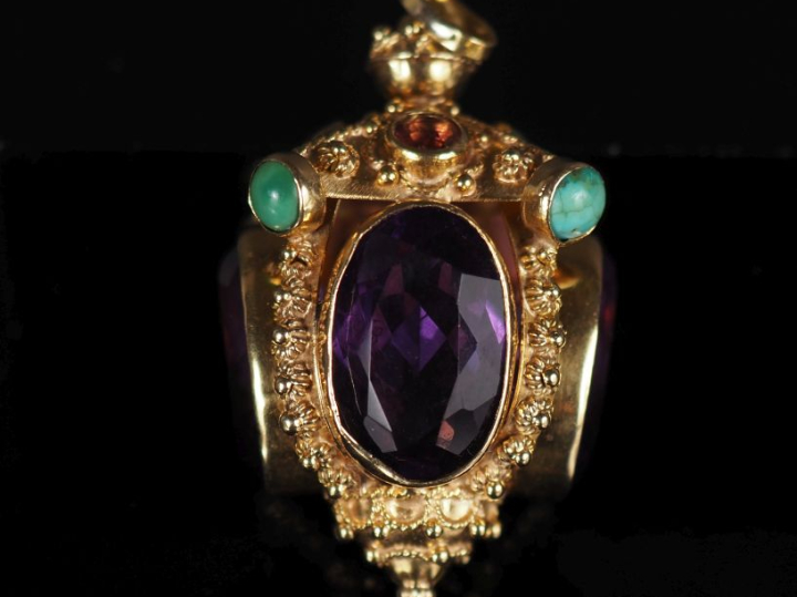 Important pendentif facetté en or jaune 750, à décor de filigranes, se