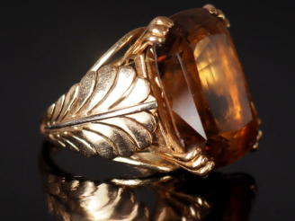 Vente aux enchères Importante bague en or jaune 750, sertie en son centre d'un quartz.  T