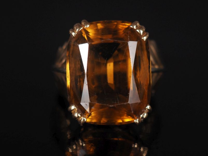 Importante bague en or jaune 750, sertie en son centre d'un quartz.  T