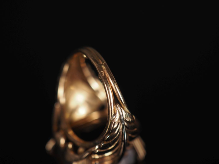 Importante bague en or jaune 750, sertie en son centre d'un quartz.  T