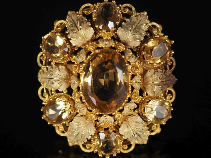 Ravissante broche en or jaune 750, , à décor ajouré et filigrané, sert