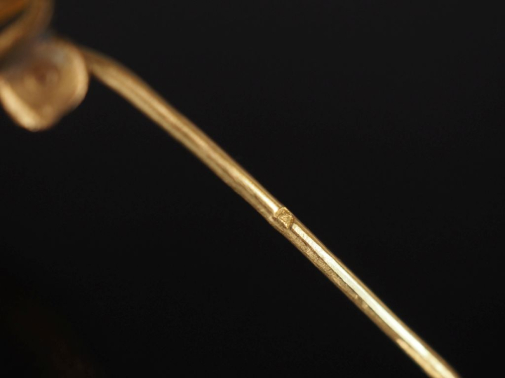 Ravissante broche en or jaune 750, , à décor ajouré et filigrané, sert