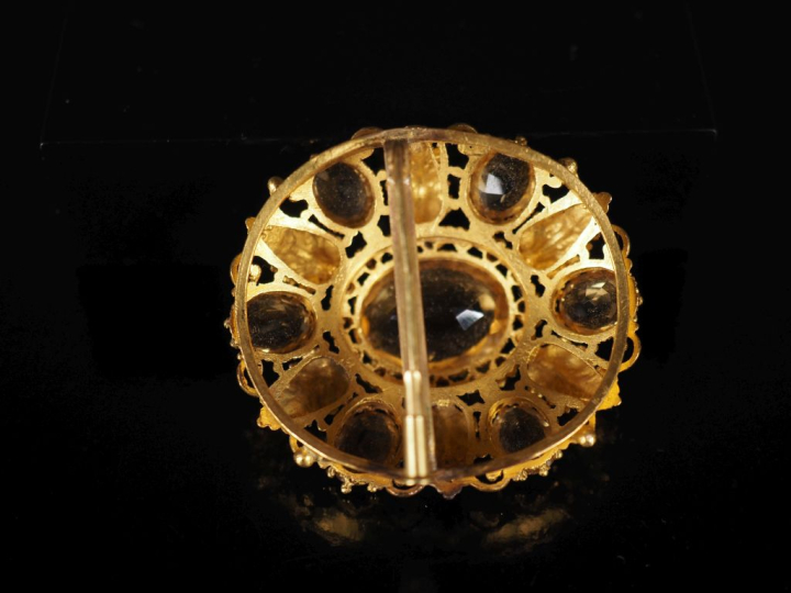 Ravissante broche en or jaune 750, , à décor ajouré et filigrané, sert