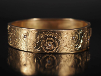 Vente aux enchères Bracelet manchette Napoléon III en or jaune 750, à décor gravé de fleu