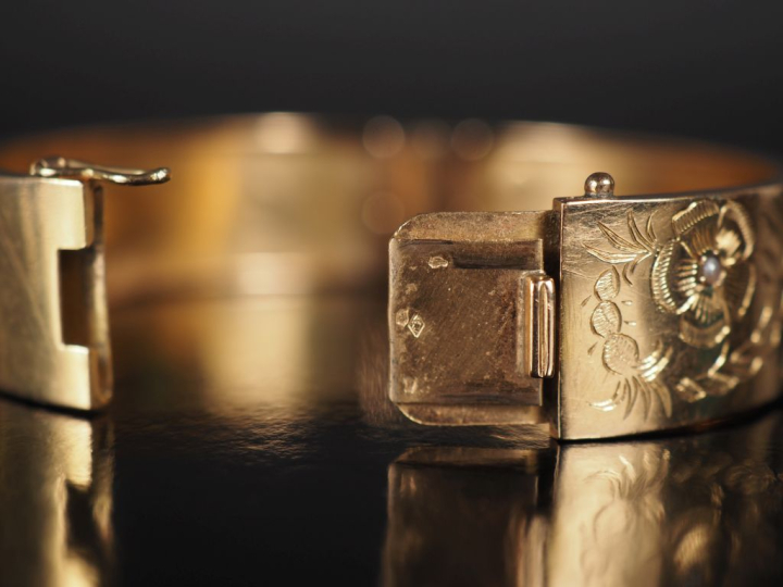 Bracelet manchette Napoléon III en or jaune 750, à décor gravé de fleu