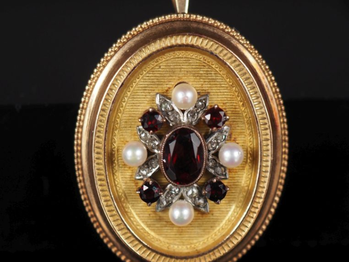 Broche/pendentif Napoléon III de forme ovale en or jaune 750, serti en