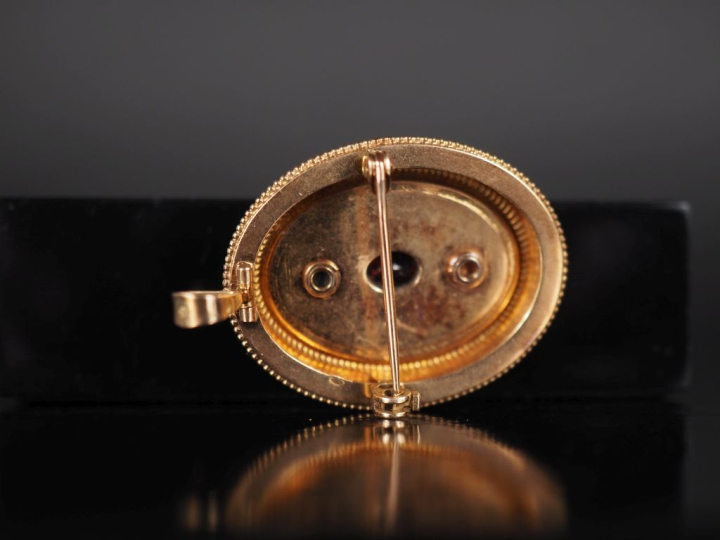 Broche/pendentif Napoléon III de forme ovale en or jaune 750, serti en