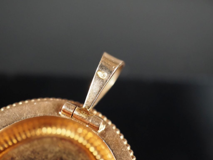 Broche/pendentif Napoléon III de forme ovale en or jaune 750, serti en