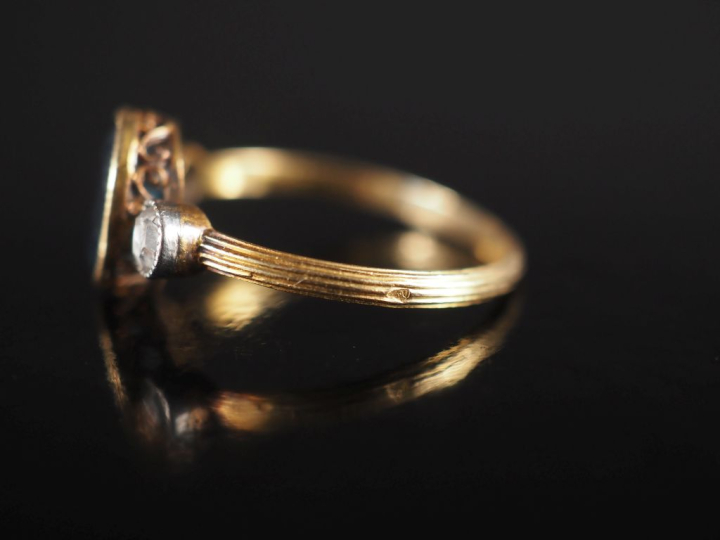 Bague jonc Napoléon III en or jaune 750, sertie en son centre d'une pi