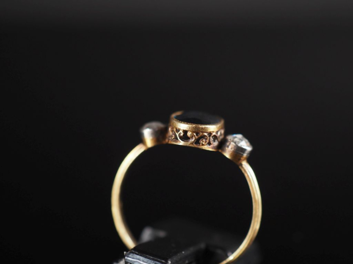 Bague jonc Napoléon III en or jaune 750, sertie en son centre d'une pi