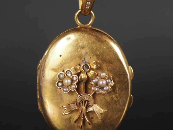 Pendentif porte-photo ovale Napoléon III en or jaune 750, à décor de f