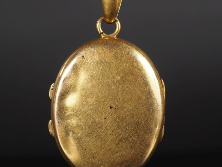 Pendentif porte-photo ovale Napoléon III en or jaune 750, à décor de f