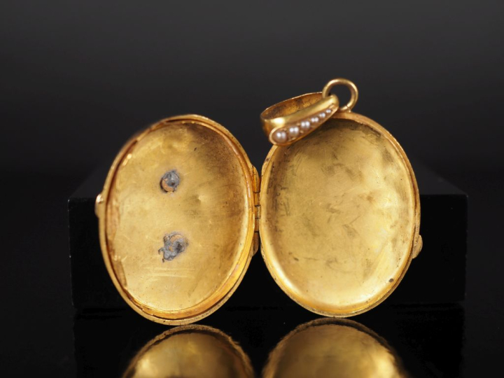 Pendentif porte-photo ovale Napoléon III en or jaune 750, à décor de f