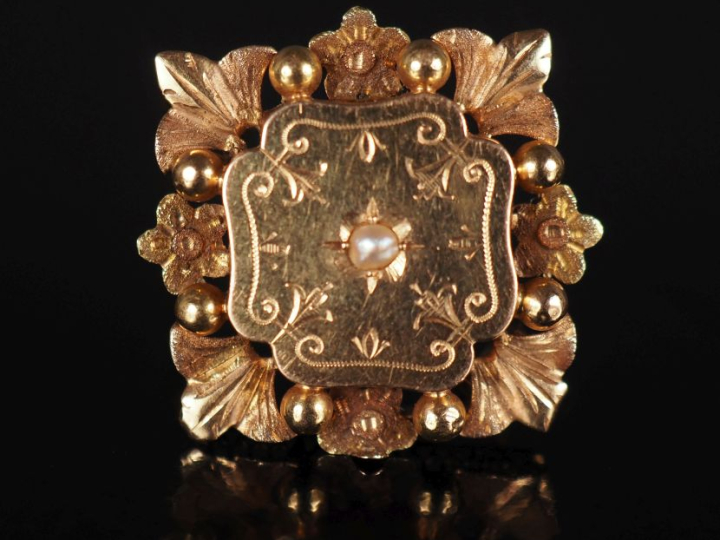 Broche Napoléon III en or jaune 750, à décor de fleurons et fleurettes