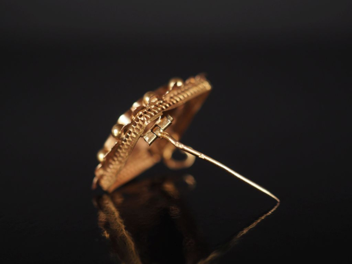 Broche Napoléon III en or jaune 750, à décor de fleurons et fleurettes