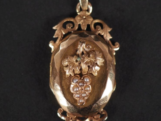 Vente aux enchères Petit pendentif porte-photo Napoléon III en or jaune 750, à décor sur 