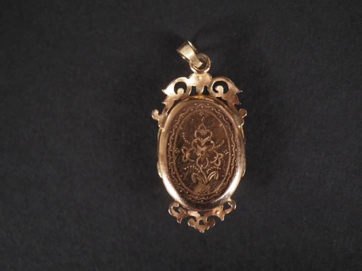Petit pendentif porte-photo Napoléon III en or jaune 750, à décor sur 