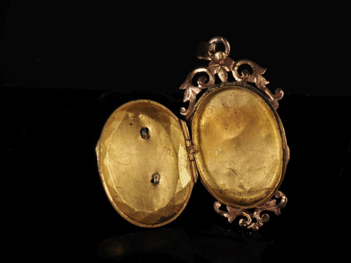 Petit pendentif porte-photo Napoléon III en or jaune 750, à décor sur 