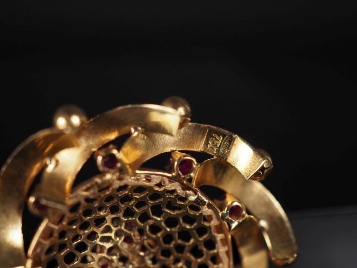 Ravissante broche (pendentif) ronde en or jaune 750, à décor ajouré et