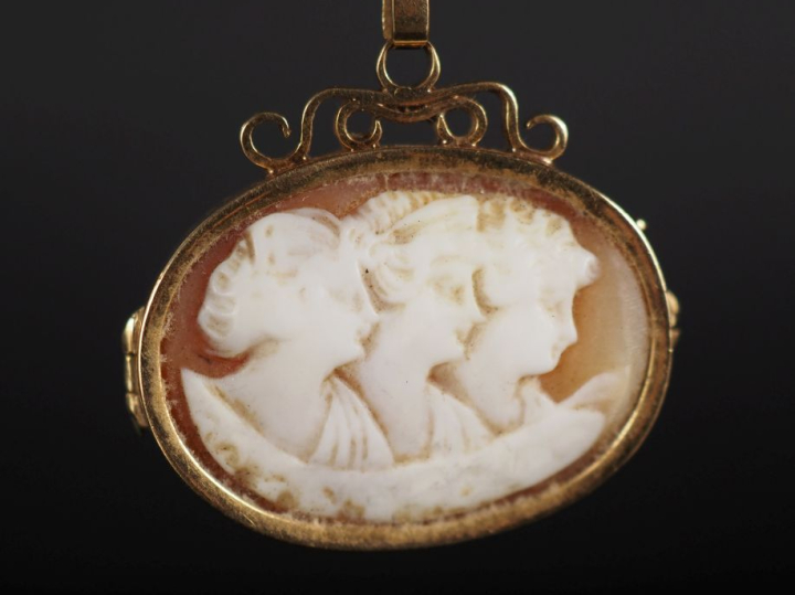 Pendentif porte-photo de forme ovale en or jaune 750, sertie d'un camé