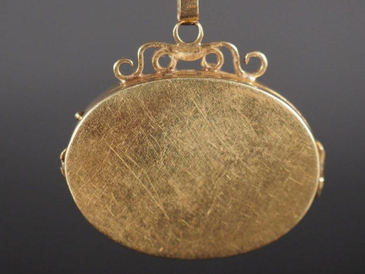 Pendentif porte-photo de forme ovale en or jaune 750, sertie d'un camé